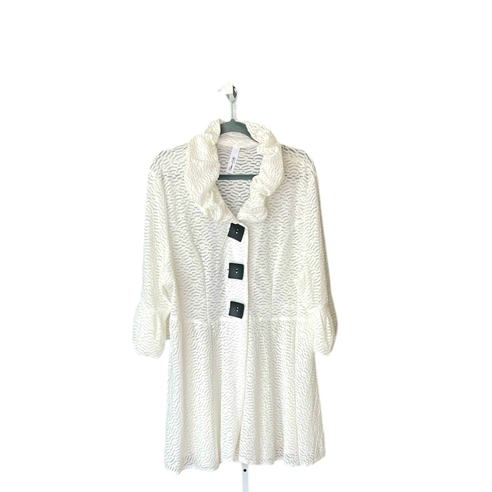 Stunning white textured topper with black accent buttons… Semi sheer…Puff sleeve